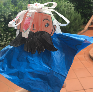 Burattini realizzati con materiali di recupero