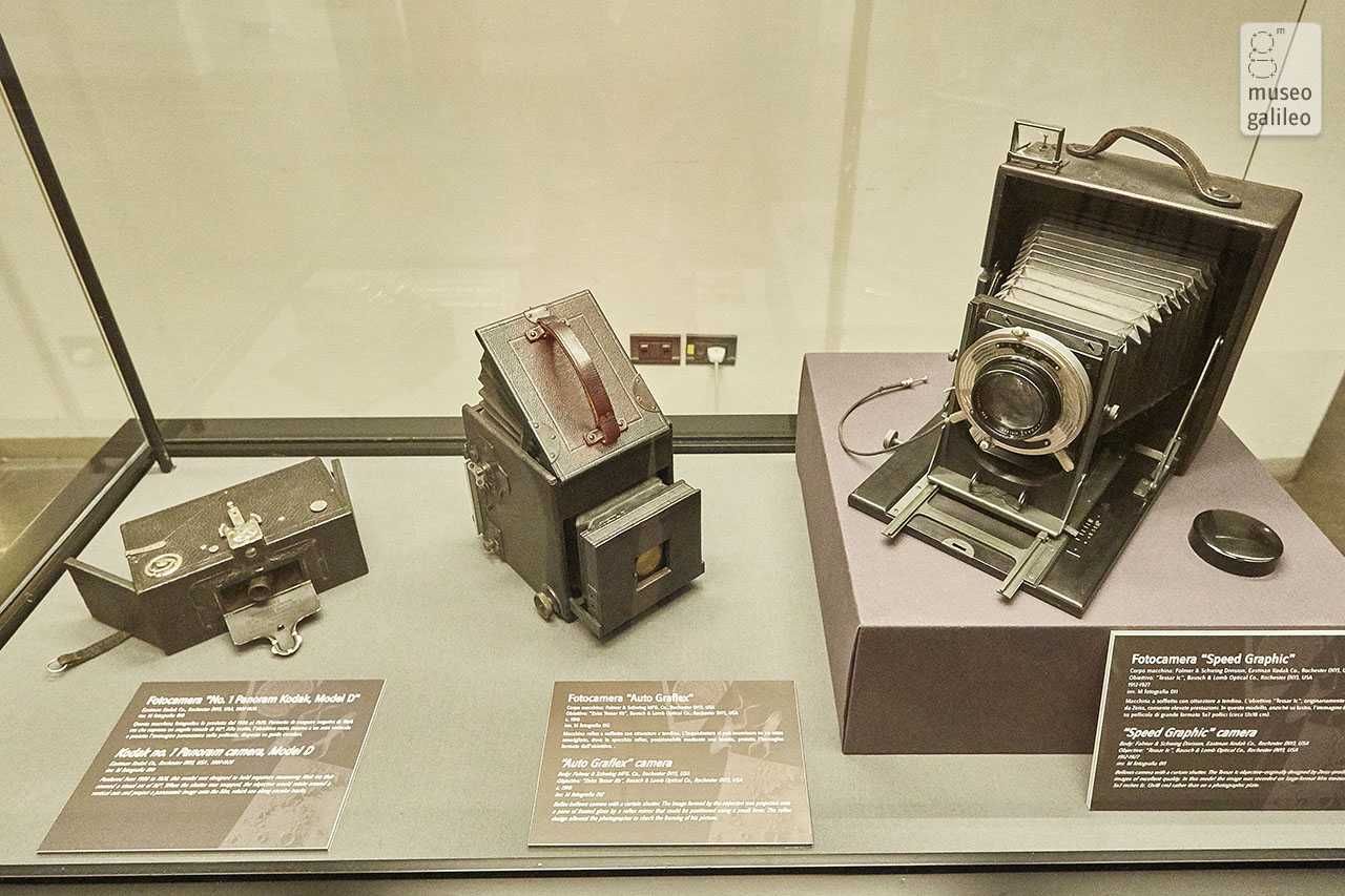 Immagini della scienza. La fotografia scientifica nelle collezioni del Museo Galileo. Vetrina con antichi apparecchi fotografici