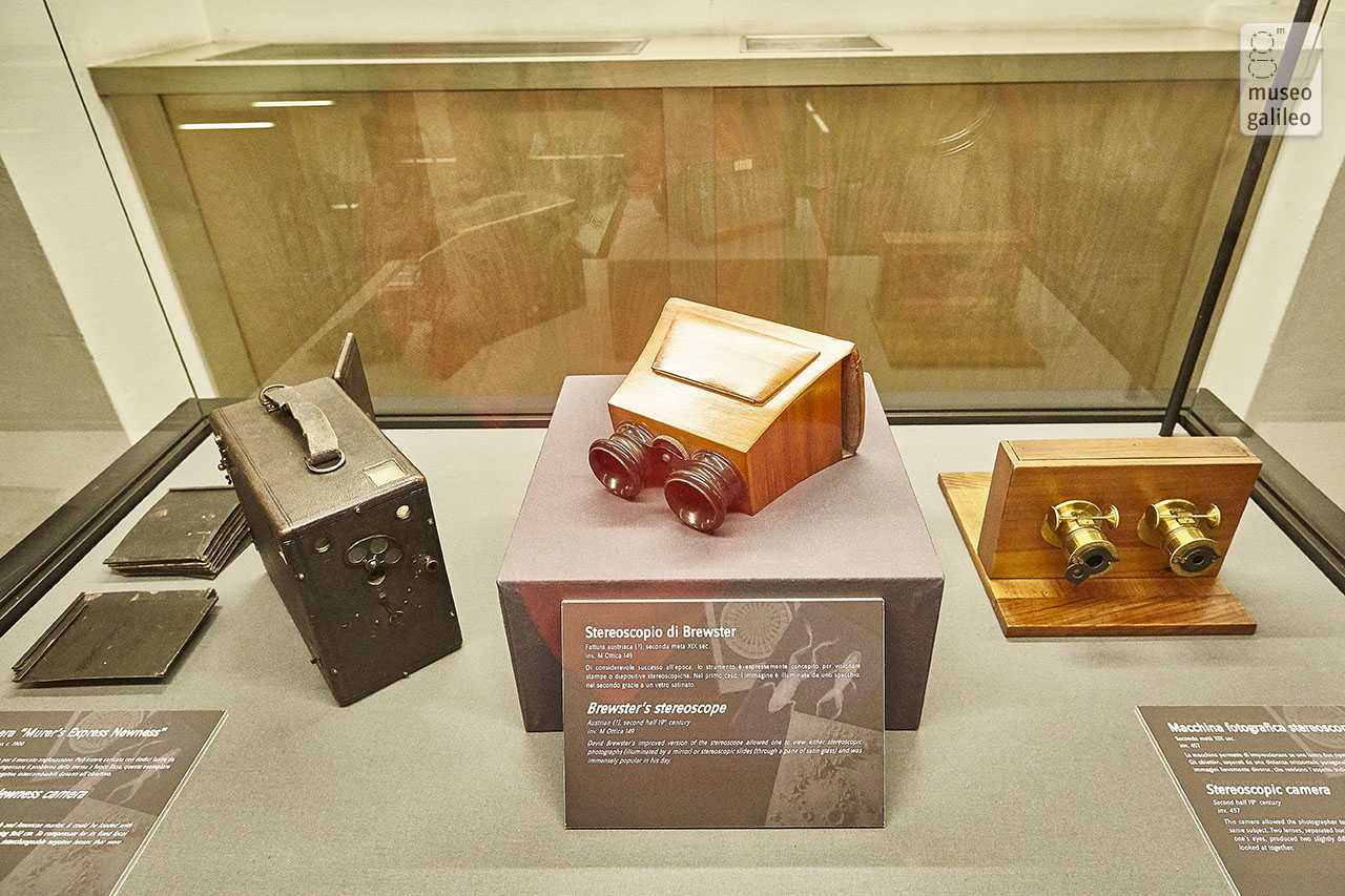 Immagini della scienza. La fotografia scientifica nelle collezioni del Museo Galileo. Vetrina con antichi apparecchi fotografici