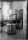  - In the 1954 arrangement, the Museum’s first room was dedicated to optics (telescopes excluded). View of the entrance hall with Bregans’ burning lens in the foreground  