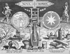 Tutte insieme sulla stessa scena iniziale del frontespizio, con a corredo una sorta di indice che le spiega, le scoperte geografiche, tecnologiche, mediche, ecc., verranno illustrate una per una nelle singole incisioni che seguono. Nella parte superiore due allegorie poste ai lati, una giovane donna che arriva e un vecchio che parte, entrambi con in mano il serpente che si morde la coda a emblema dell’infinito, simboleggiano il perpetuo passaggio dall’antico al moderno garantito dai continui progressi dell’uomo.